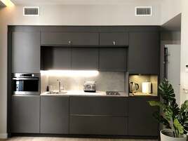 Frigobar, placa de cocina, cafetera/tetera, tetera/pava eléctrica