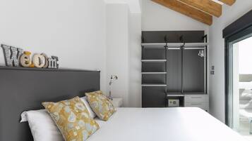 Premium penthouse, 2 slaapkamers | 1 slaapkamer, luxe beddengoed, donzen dekbedden