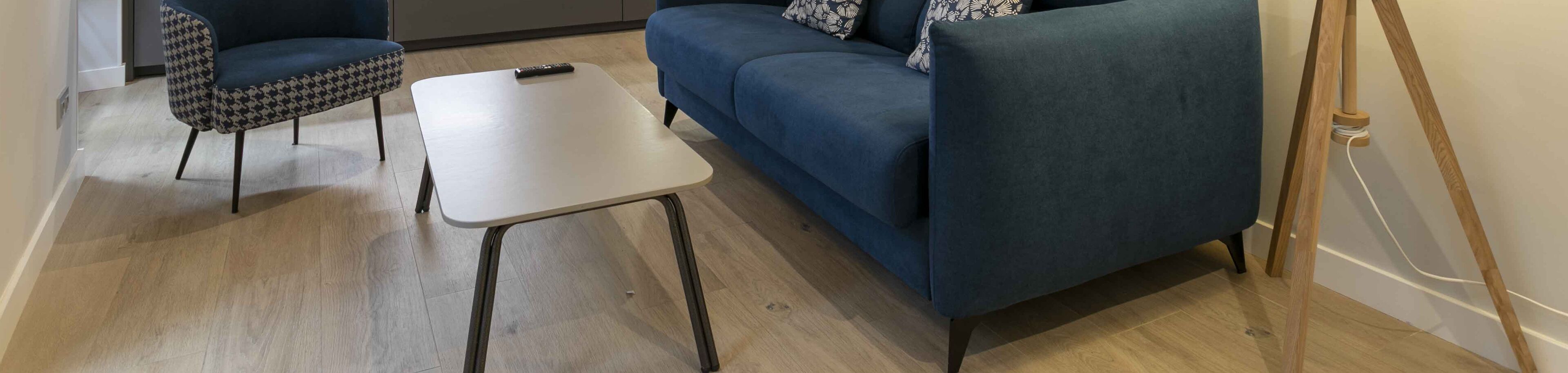 Luxe appartement | Woonruimte | Een 50-inch smart-tv met kabelzenders en een televisie