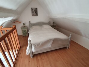 2 bedrooms, iron/ironing board, WiFi