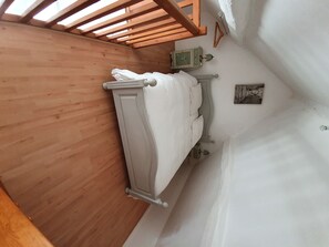 2 bedrooms, iron/ironing board, WiFi