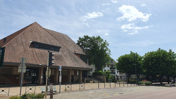 A building with a tiled roof and a brick facade. - Apartment 37 m² Nuits Saint Georges (Nuits-Saint-Georges)
