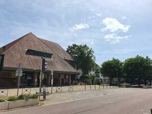 Un edifici amb teulada de rajola i façana de maó.