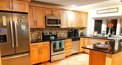 Glass House Getaway- 3 Minutes to Gunstock & Pet Friendly!