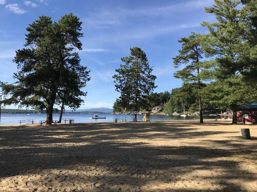 Glass House Getaway- 3 Minutes to Gunstock & Pet Friendly!