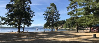 Glass House Getaway- 3 Minutes to Gunstock & Pet Friendly!