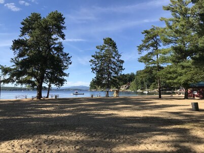 Glass House Getaway- 3 Minutes to Gunstock & Pet Friendly!