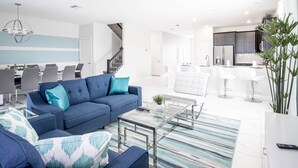 Ferienhaus, Mehrere Betten, eigener Pool, Gartenblick | Wohnzimmer | Fernseher