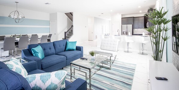 Casa, varias camas, alberca privada, vista al jardín | Sala de estar | Televisión 