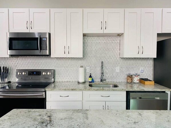 Kühlschrank, Mikrowelle, Ofen, Herdplatte