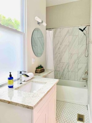 Handtücher, Shampoo, Toilettenpapier