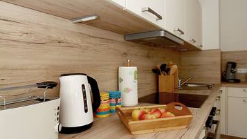 Kühlschrank, Ofen, Herdplatte, Wasserkocher mit Kaffee-/Teezubehör