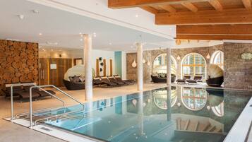 Piscina coberta (horari: 08:00-20:00) i gandules