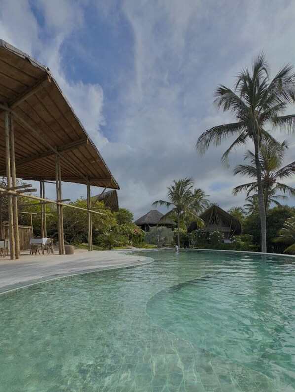 Una piscina al aire libre