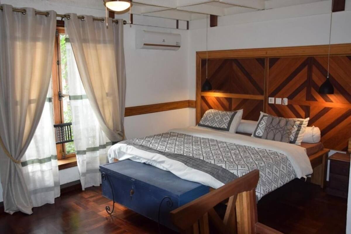 Suite | Desk, laptop workspace, WiFi (free), bed sheets