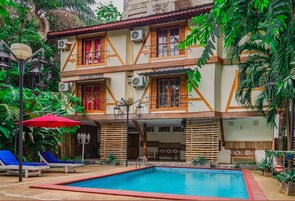 Una piscina al aire libre