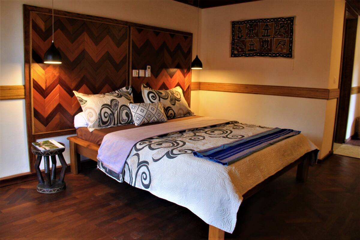 Desk, laptop workspace, WiFi (free), bed sheets