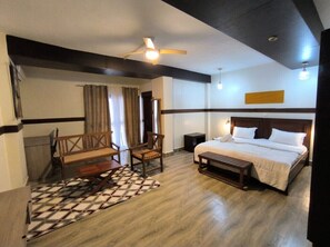 Desk, laptop workspace, free WiFi, bed sheets - Hotel Pavillon (Abidjan)