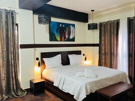 Escritorio, espacio para trabajar con laptop y wifi gratis 