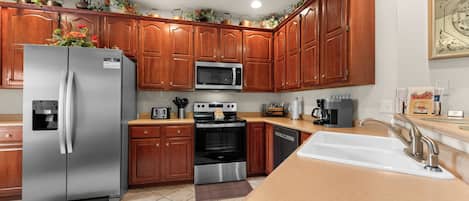 Een koelkast, een microgolfoven, een oven, een kookplaat