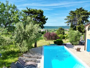 Una piscina al aire libre, una piscina climatizada