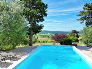 Una piscina al aire libre, una piscina climatizada