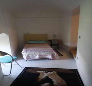 3 bedrooms, travel cot