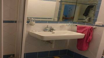 Doccia, asciugacapelli, bidet, carta igienica