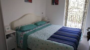 3 Schlafzimmer, Reisekinderbett