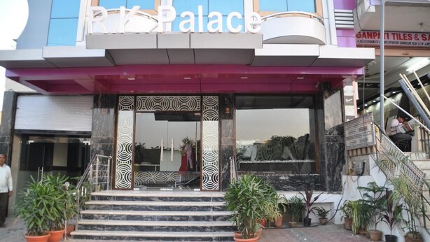 La entrada de RIX Palace, con un diseño moderno, presenta una escalera de mármol y paneles decorativos.