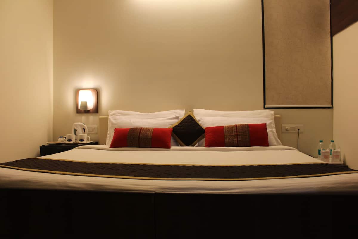 Deluxe Double or Twin Room | Desk, WiFi (free), bed sheets