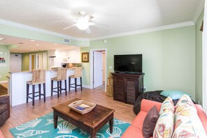 Condo, Plusieurs lits, balcon | Salle de séjour | Téléviseur