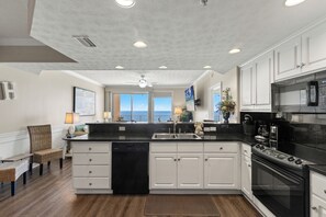 Condo, varias camas, acceso a la alberca | Cocina privada | Refrigerador, microondas, horno y parrilla de estufa 