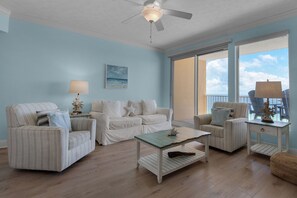 Apartment, Mehrere Betten, Poolzugang | Wohnbereich