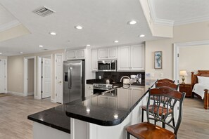 Appart'hôtel, plusieurs lits, accès piscine, vue océan | Cuisine privée | Réfrigérateur, micro-ondes, four, plaque de cuisson