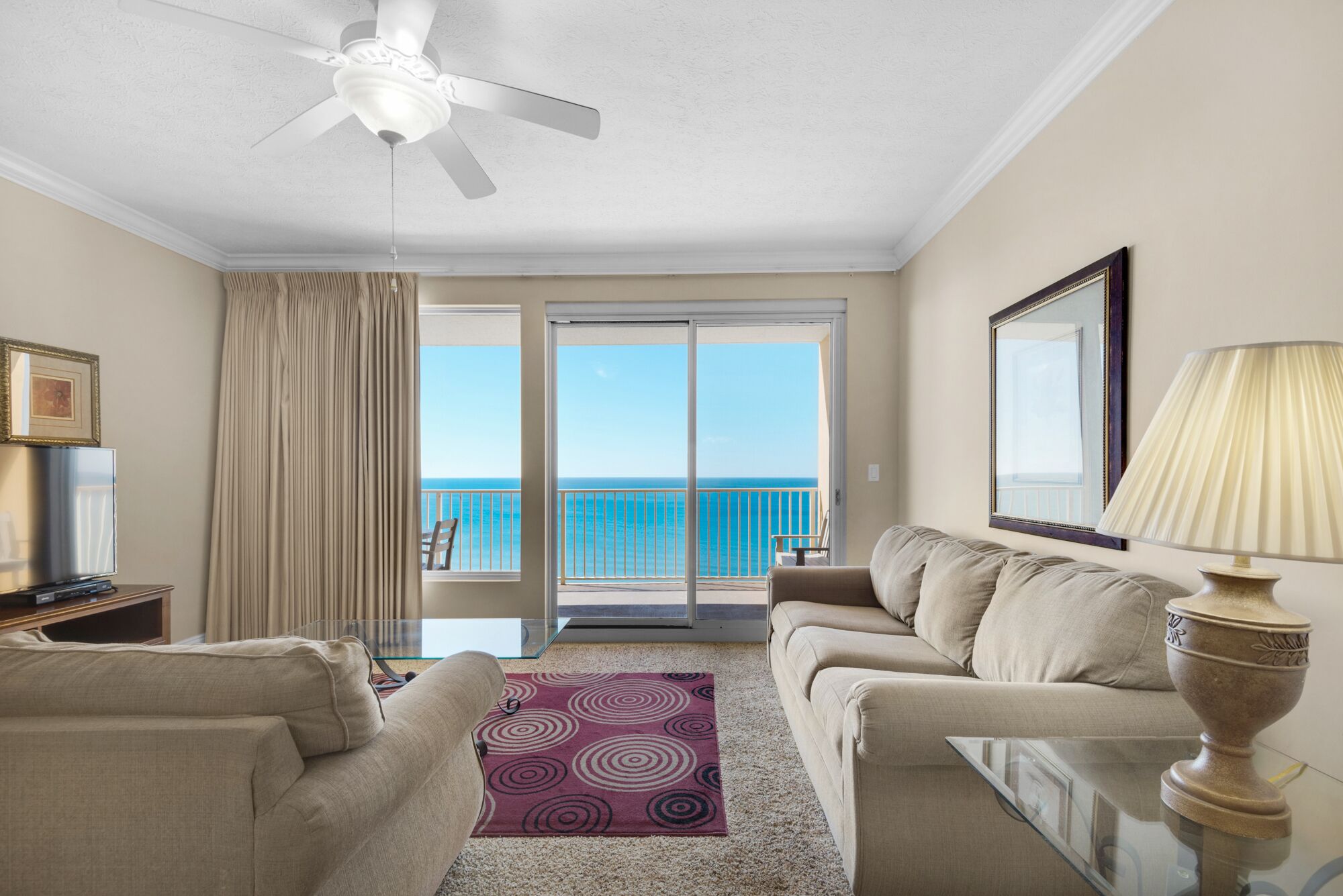 Appartamento, letti multipli, accesso alla piscina, vista oceano | Area soggiorno | TV a schermo piatto 32 pollici con canali via cavo, TV