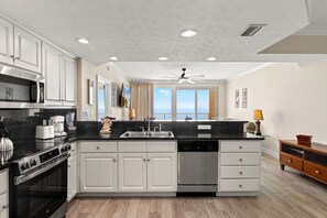 Condo, varias camas, acceso a la alberca, vista al océano | Cocina privada | Refrigerador, microondas, horno y parrilla de estufa 