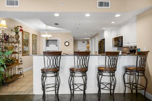 Huoneisto, useita sänkyjä, yksityinen uima-allas, valtamerinäköala | Yksityinen keittiö | Jääkaappi, mikroaaltouuni, uuni, liesi