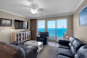 公寓客房, 多張床, 私人泳池 | 客廳 | 電視