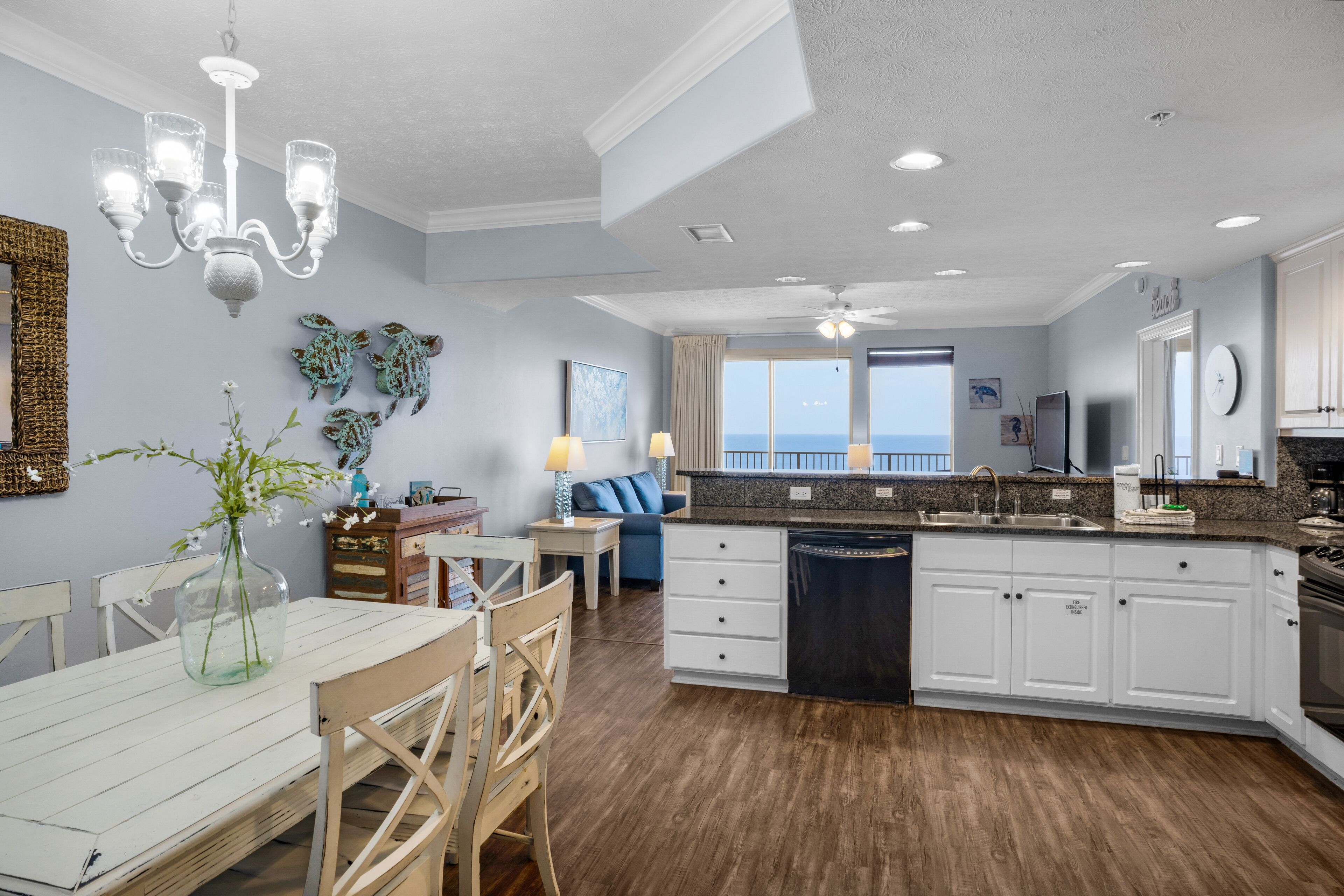 Lemari es, microwave, oven, dan kompor