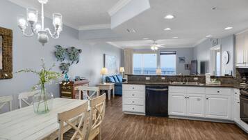 Lemari es, microwave, oven, dan kompor