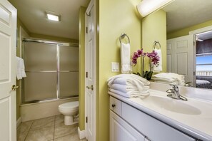 Un baño con ducha, inodoro y lavamanos.