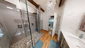 Combined shower/bathtub, rainfall showerhead, hair dryer, towels - Lakin' it Easy!*Waterfront*Modern*Kayaks*Resort*WIFI*Pets OK (Deep Gap)