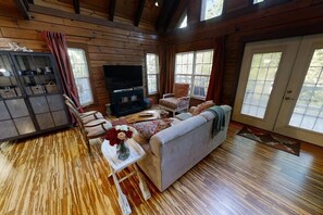 Télévision à écran plat, cheminée, jeux vidéo, table de tennis de table