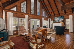 Smart TV, fireplace, video games, DVD player - Lakin' it Easy!*Waterfront*Modern*Kayaks*Resort*WIFI*Pets OK (Deep Gap)