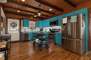 Fridge, microwave, oven, stovetop - Lakin' it Easy!*Waterfront*Modern*Kayaks*Resort*WIFI*Pets OK (Deep Gap)