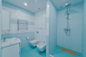 Dusche, Haartrockner, Bidet, Handtücher