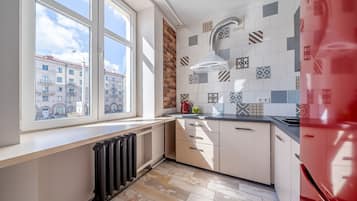 Kühlschrank, Mikrowelle, Herdplatte, Wasserkocher