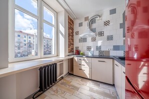 Kjøleskap, mikrobølgeovn, kokeplater og vannkoker