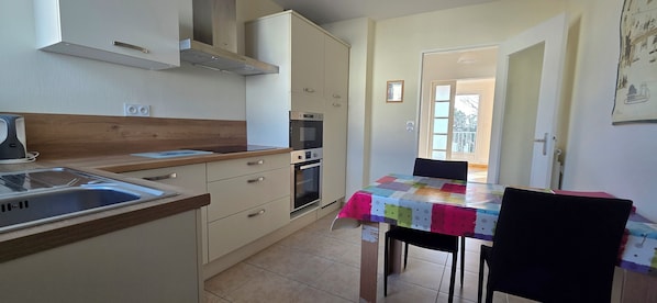 Geladeira, micro-ondas, fogão, cooktop